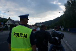 Policjant kontroluje motocyklistę w czasie akcji &quot;Stop brawurze&quot;