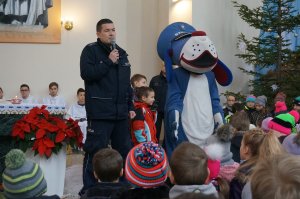 Policjanci wraz ze Sznupkiem rozdawali odblaski w kościele