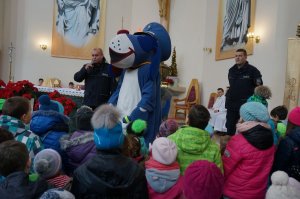 Policjanci wraz ze Sznupkiem rozdawali odblaski w kościele