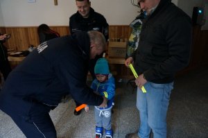 Policjanci wraz ze Sznupkiem rozdawali odblaski w kościele