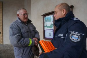 Policjanci wraz ze Sznupkiem rozdawali odblaski w kościele