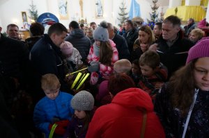 Policjanci wraz ze Sznupkiem rozdawali odblaski w kościele