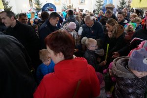 Policjanci wraz ze Sznupkiem rozdawali odblaski w kościele