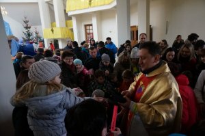 Policjanci wraz ze Sznupkiem rozdawali odblaski w kościele