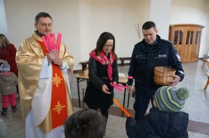 Policjanci wraz ze Sznupkiem rozdawali odblaski w kościele