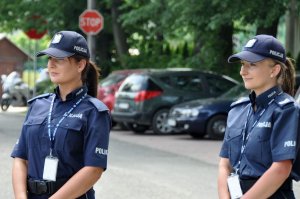 na zdjęciu dwie umundurowane policjantki zabezpieczające uroczystość