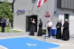 na zdjęciu księża podczas święcenia budynku posterunku