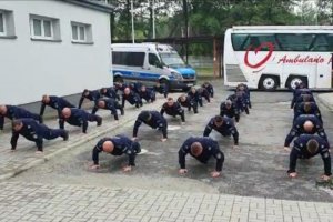 Policjanci wykonują pompki