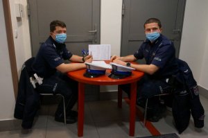 Policjanci wypełniają formularze przy stoliku poczekalni Regionalnego Centrum Krwiodawstwa i Krwiolecznictwa w Bielsku-Białej.