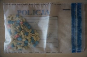 Tabletki MDMA zabezpieczone przez policjantów w specjalnym worku.