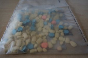 Tabletki MDMA zabezpieczone przez policjantów w specjalnym worku.