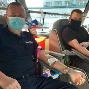 Policjanci w ubiorach cywilnych oddają krew w specjalnym autobusie