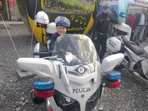 Dziecko siedzi na policyjnym motocyklu