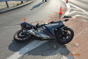Na jezdni znajduje się uszkodzony motocykl