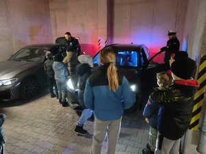 Policjanci prezentują nieoznakowane radiowozy grupy SPEED