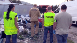 Policjanci i strażacy na miejscu oględzin