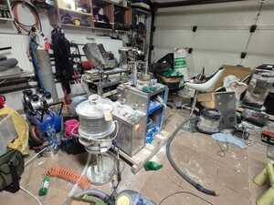 pomieszczenie z wieloma przedmiotami