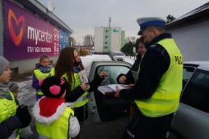 Policjant, kobieta i dzieci