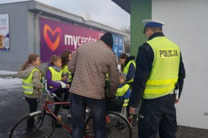 Policjant, mężczyzna i dzieci