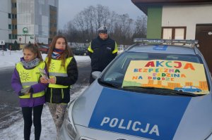 Policjant i dzieci przy radiowozie