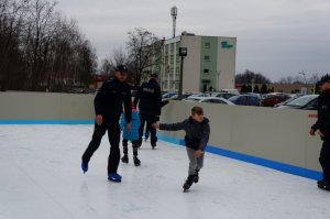 dzielnicowi i dzieci na lodowisku