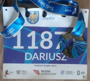 Nuwer startowy i medal przynależny zawodnikowi maratonu - numer 1187, napis DARIUSZ