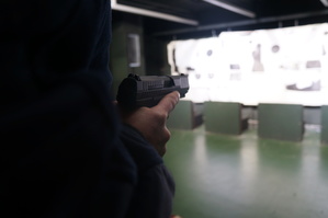Na zdjęciu widzimy policjanta w czasie szkolenia strzeleckiego