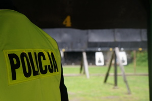 Na zdjęciu widzimy policjantów w czasie treningu strzeleckiego