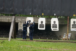 Na zdjęciu widzimy policjantów wieszających tarcze strzeleckie