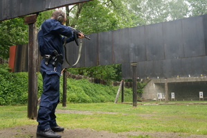 Na zdjęciu widzimy policjantów w czasie treningu strzeleckiego
