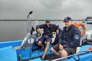 Na zdjęciu widzimy policjantów w czasie pełnienia służby na łodzi policyjnej