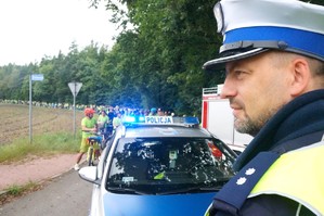 Na zdjęciu widzimy policjanta w czasie zabezpieczenia rajdu