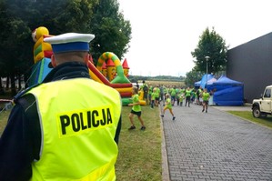 Na zdjęciu widzimy policjanta w czasie zabezpieczenia rajdu