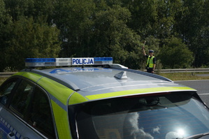 Na miejscu widzimy policjanta a zarazem strażaka ochotnika