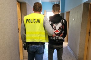 Na zdjęciu widzimy policjanta oraz zatrzymanego