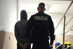 Na zdjęciu widzimy zatrzymanego oraz policjanta