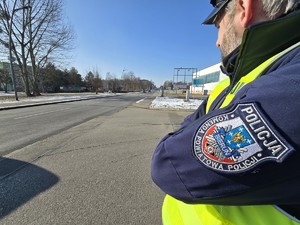 Na zdjęciu widzimy policjanta w czasie działań profilaktycznych