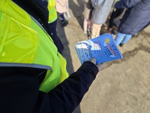 Na zdjęciu widzimy policjanta w czasie działań profilaktycznych