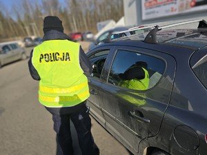 Na zdjęciu widzimy policjanta w czasie działań profilaktycznych