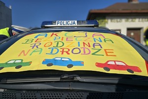 Na zdjęciu widzimy napis Bezpieczna Rodzina na Drodze