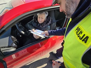 Na zdjęciu widzimy policjanta w czasie działań profilaktycznych