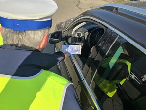 Na zdjęciu widzimy policjanta w czasie działań profilaktycznych