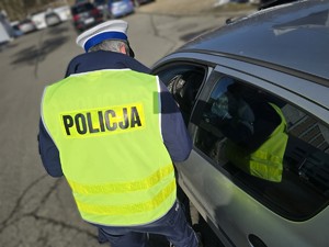 Na zdjęciu widzimy policjanta w czasie działań profilaktycznych