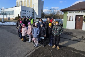 Na zdjęciu widzimy policjantów oraz dzieci w czasie działań profilaktycznych