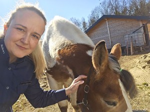 Na zdjęciu widzimy policjantkę i konia