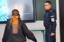Na zdjęciu widzimy policjanta w czasie profilaktyki