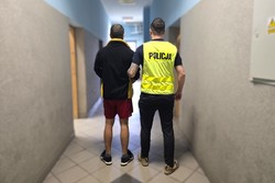 Na zdjęciu widzimy zatrzymanego oraz policjanta