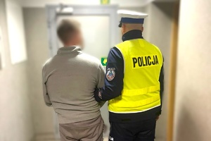 Na zdjęciu widzimy zatrzymanego oraz policjanta