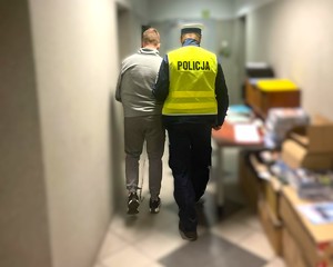 Na zdjęciu widzimy zatrzymanego oraz policjanta