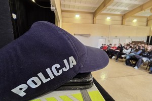 Na zdjęciu widzimy czapkę policyjną oraz uczniów w czasie profilaktyki